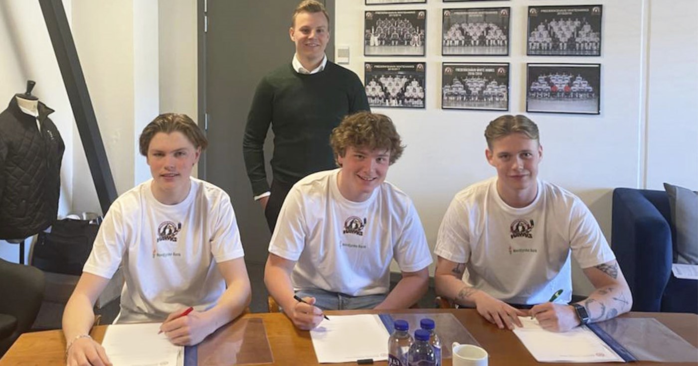 Bestyrelsesmedlem Kasper Kristensen sammen med de tre unge spillere 